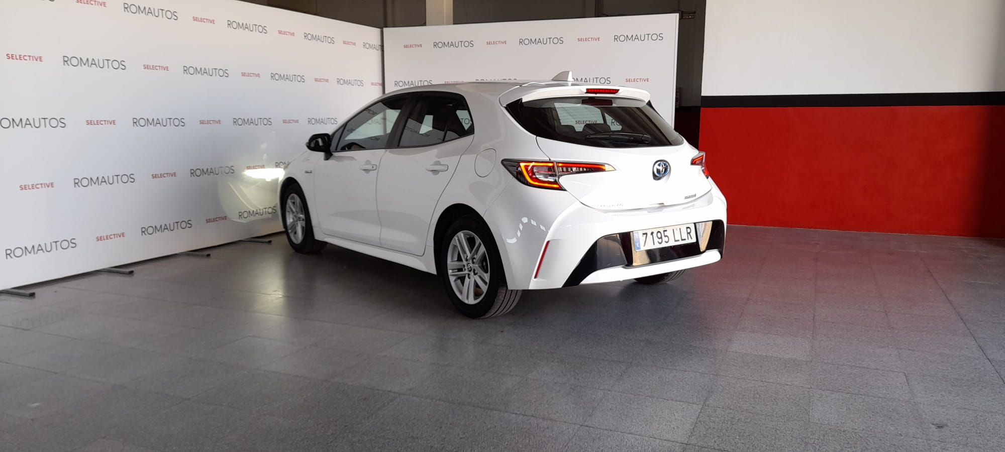 TOYOTA Corolla 1.8 125H BUSINESS PLUS ECVT